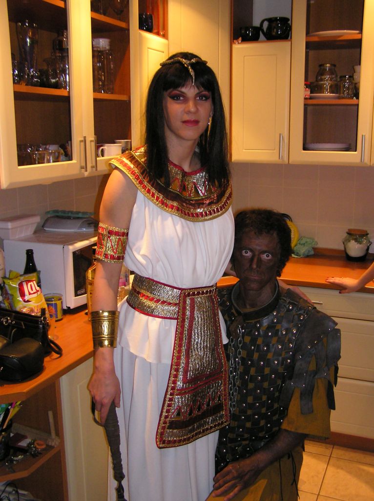 Kleoptra, Egyiptom s az otthon rnje s h rabZoolgja...